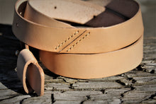 Load image into Gallery viewer, Handmade leather belt made in Canada. Gifts ideas.