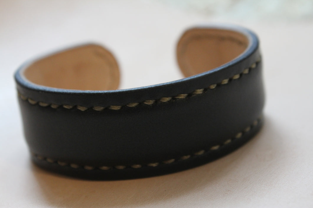 Handmade leather bracelet made in Canada. Gifts ideas.